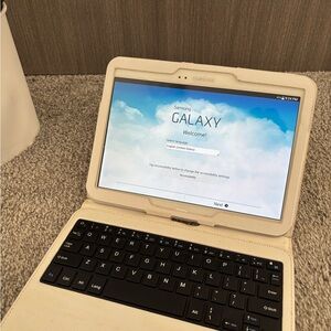 Samsung Galaxy Tablet with Black Keyboard